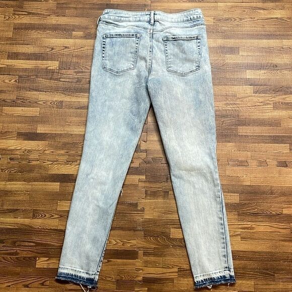 Bullhead women’s midrise skinniest ankle light wash distressed jeans. Size 27. - Picture 5 of 8